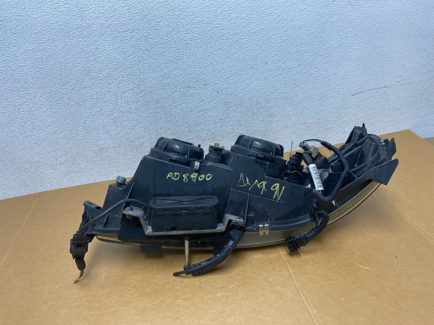 2001 2002 2003 2004 Volvo V70 XC70 Right Passenger Rh Headlight AD8900 DW8