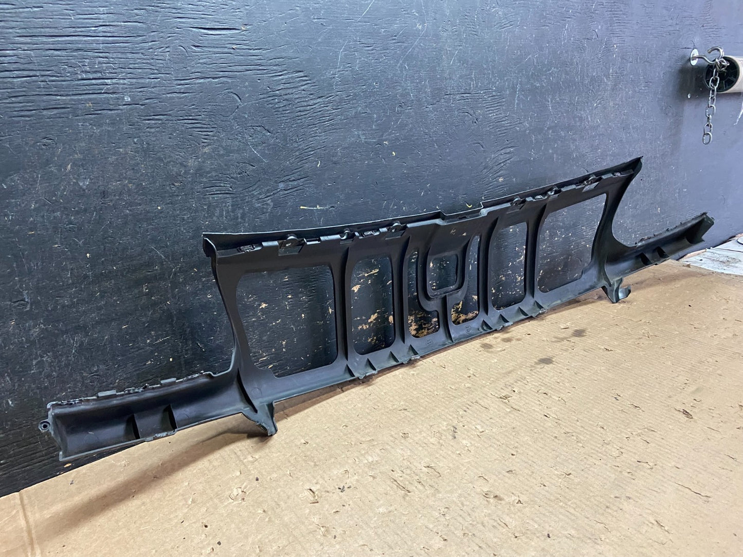 2008 to 2010 Porsche Cayenne Front Under Bumper Garnish 7L5853915 z3245 DG5