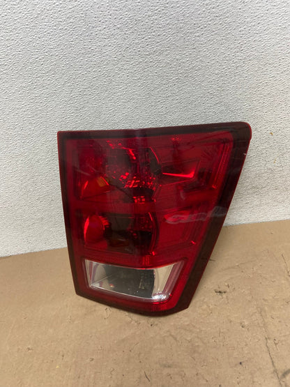 2005 - 2006 Jeep Grand Cherokee Right Passenger Rh Side Tail Light AG5624 LK0