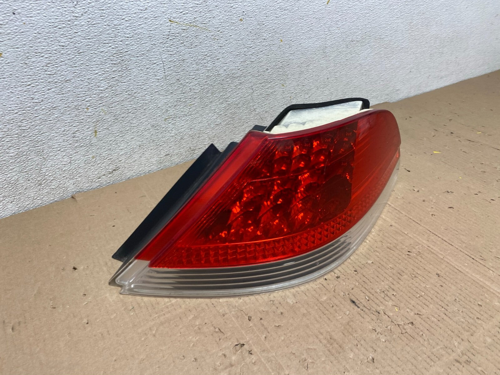 2002 to 2005 BMW 7-Series 745i 760i Right Passenger Tail Light Oem L4335 DW2