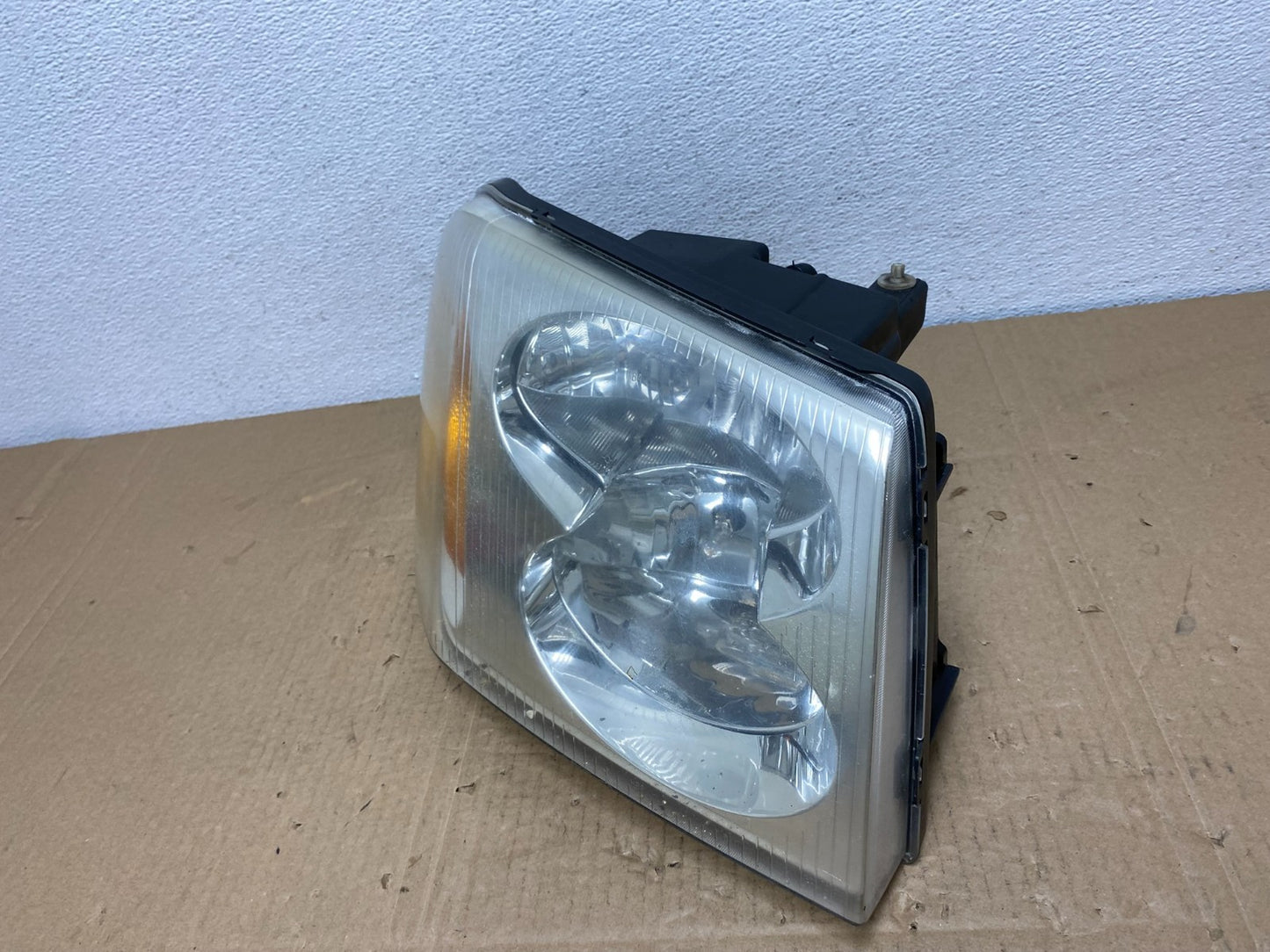 2002 to 2009 Gmc Envoy Right Passenger RH Side Headlight Halogen AC3849 DW1