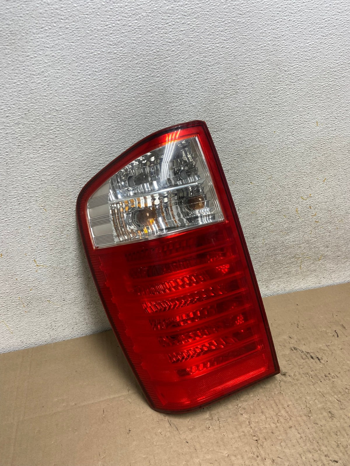 2007 to 2010 Kia Sedona Left Driver LH Side Tail Light AI2527 LK2