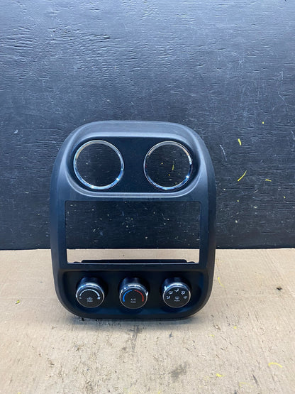 2011 to 2017 Jeep Compass Dash Climate Temperature Control Radio Bezel r8666 DG0