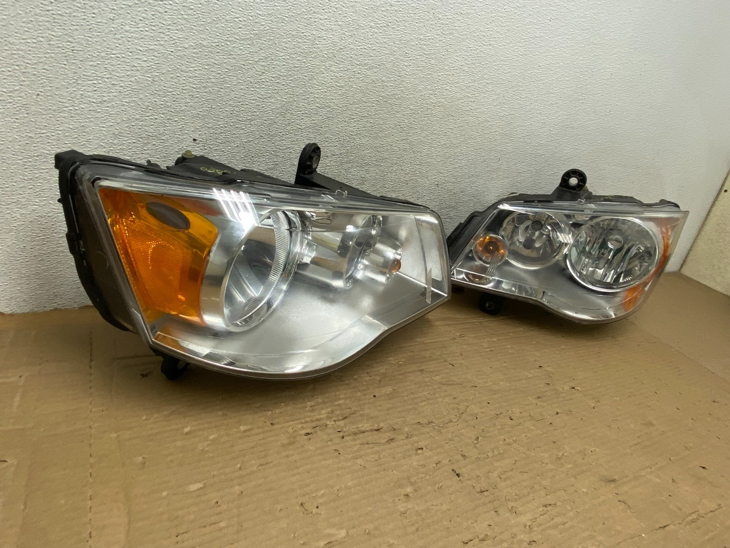 2008 to 2016 Chrysler Town and Country Left+Right Side Headlights AG8276 DW1