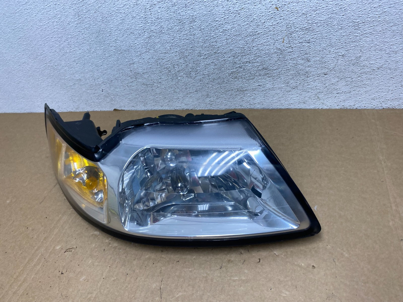 1999 to 2004 Ford Mustang Right Passenger RH Side Headlight AF9950 DW1
