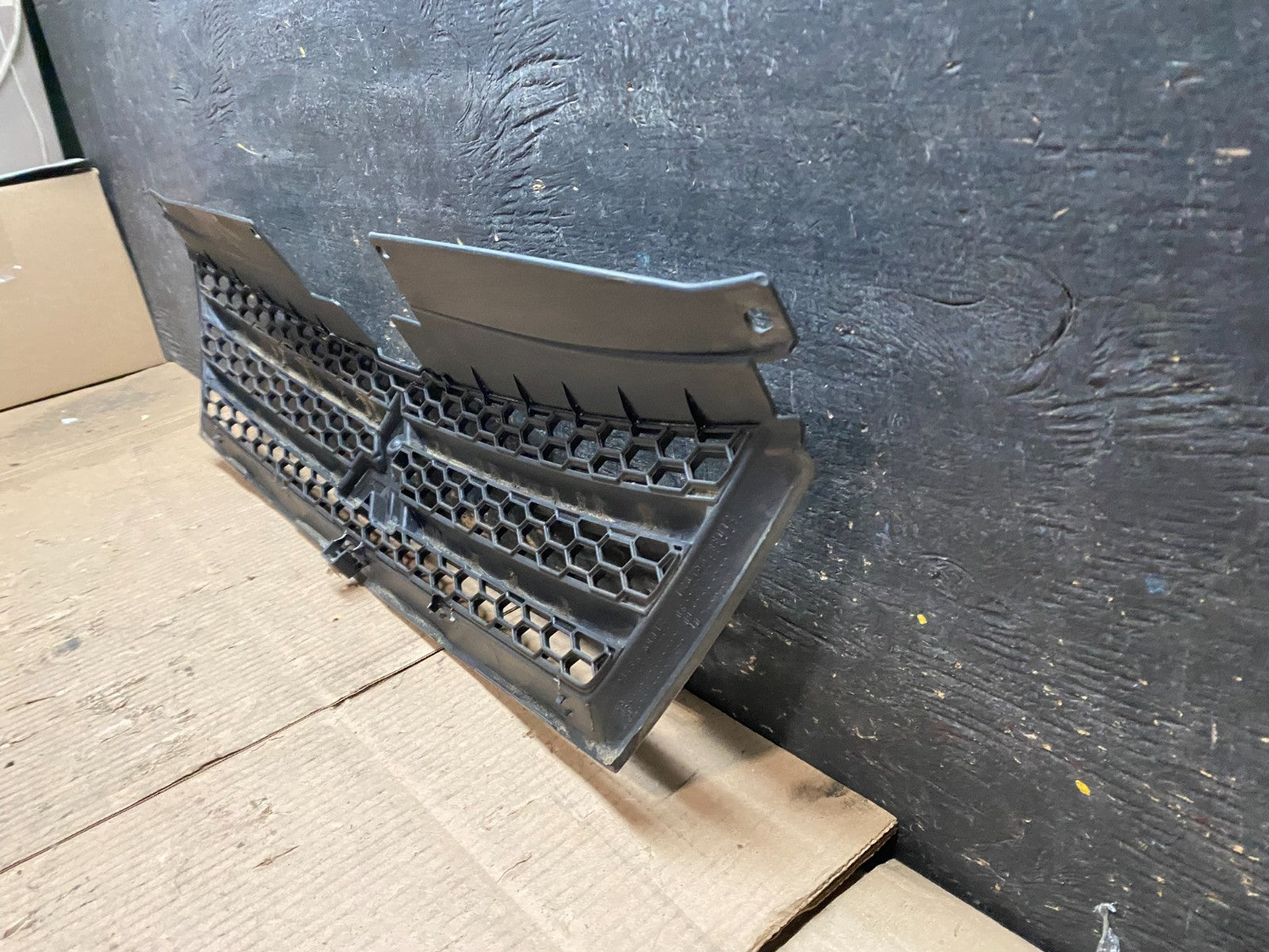 2007 - 2009 Mitsubishi Outlander Front Upper Grill Grille OEM W4625 DG9