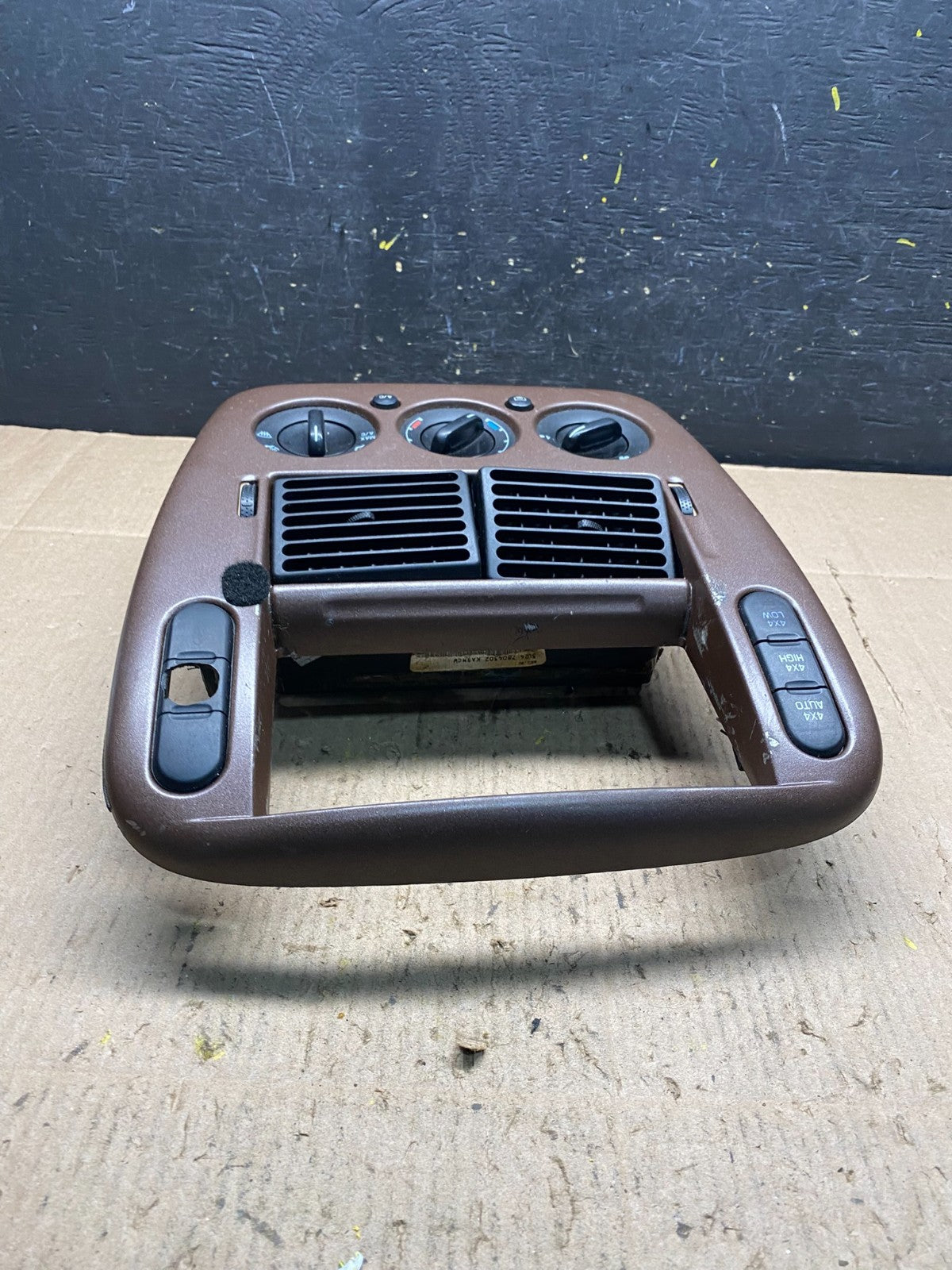 2002 to 2005 Ford Explorer Radio Dash Bezel Climate Control Air Vent R6191 DG4
