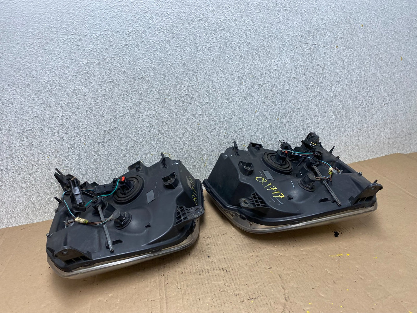 2007 - 2014 GMC Yukon Halogen Headlights Left+Right Side Set Q1717 DW17
