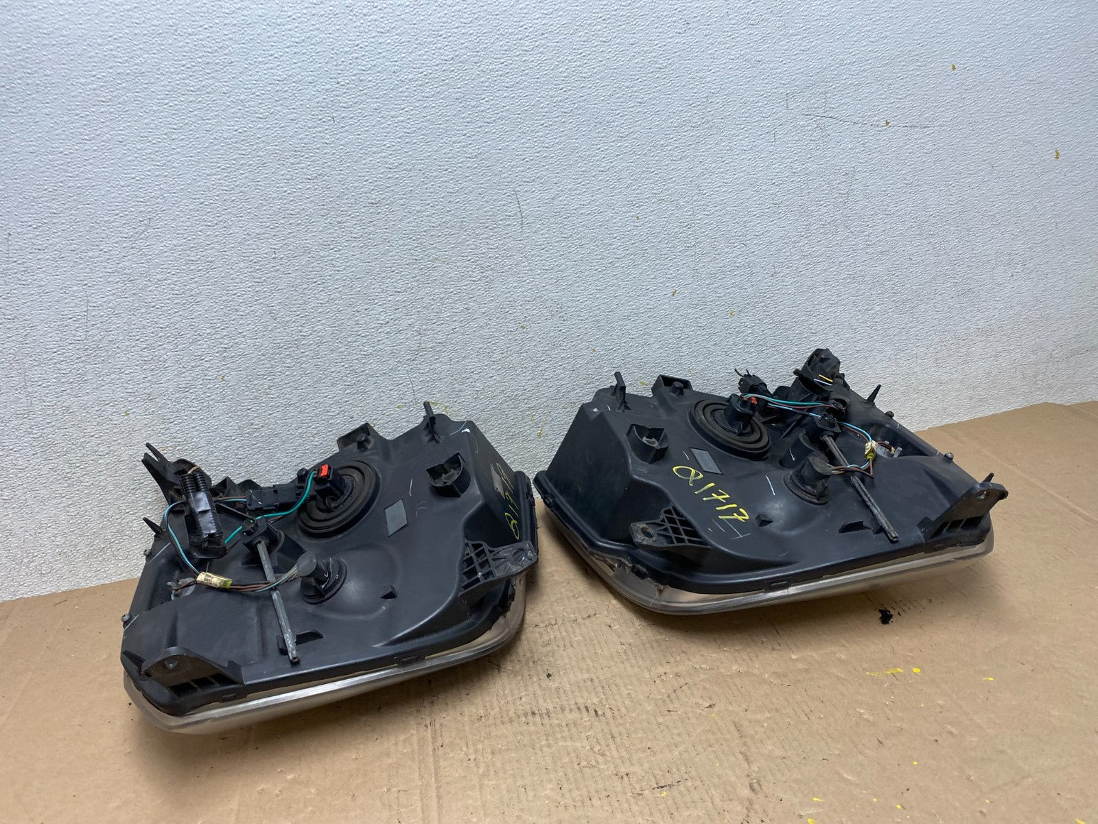 2007 - 2014 GMC Yukon Halogen Headlights Left+Right Side Set Q1717 DW17