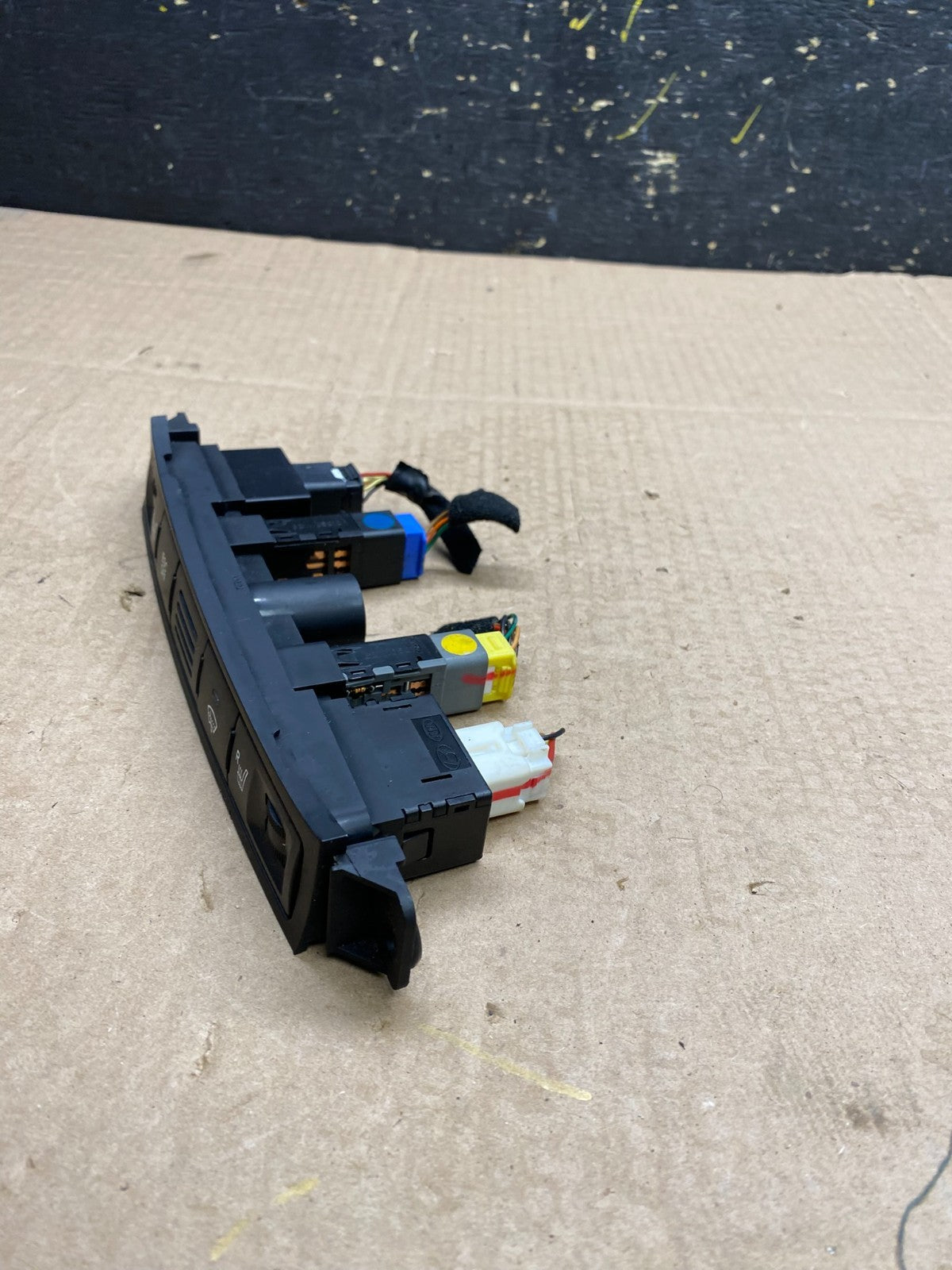 2006 - 2012 Kia Sedona Entourage Front Heated Seat Switch ESC OFF Y9932 DG2