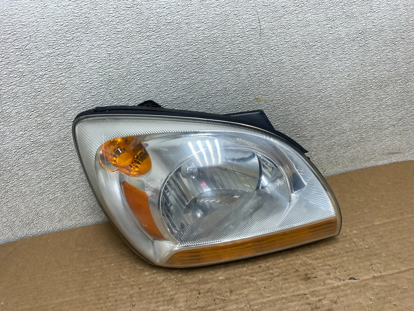 2005 to 2006 Kia Sportage Right Passenger RH Halogen Headlight Z2864 DW0