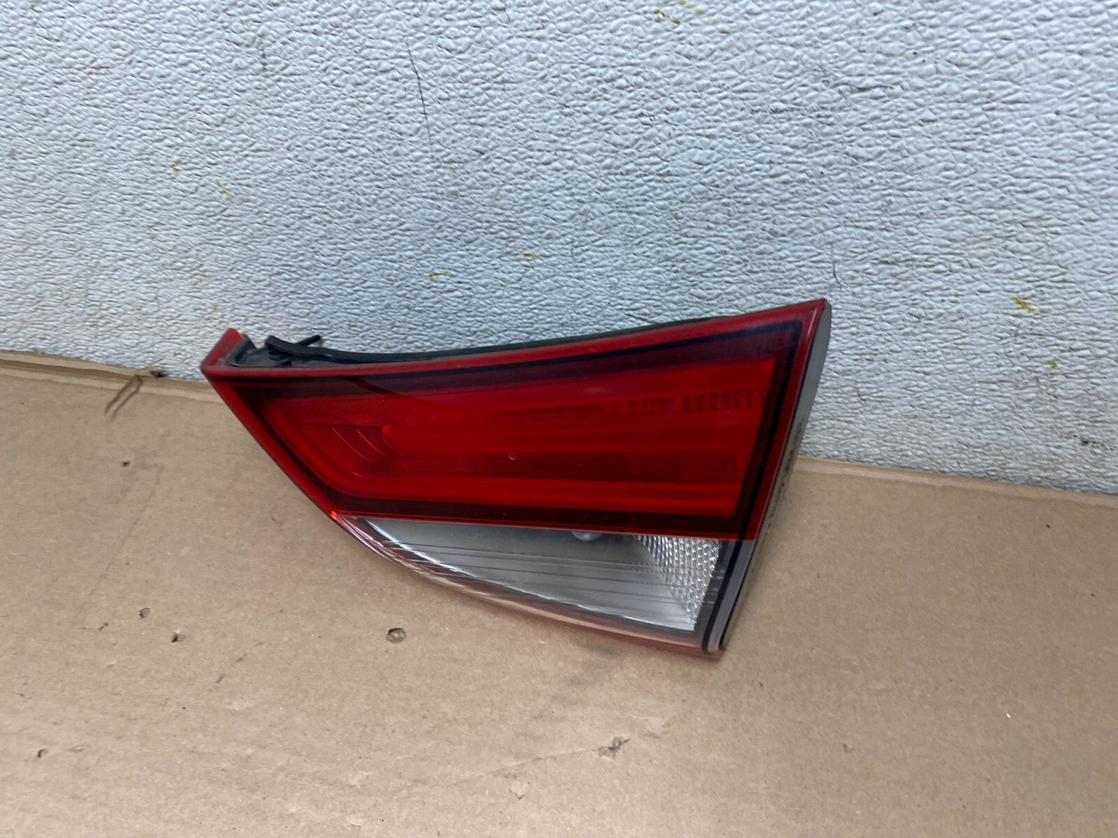 2015 to 2017 Chrysler 200 Sedan Right Passenger  Inner Tail Light Oem j4419 DG1