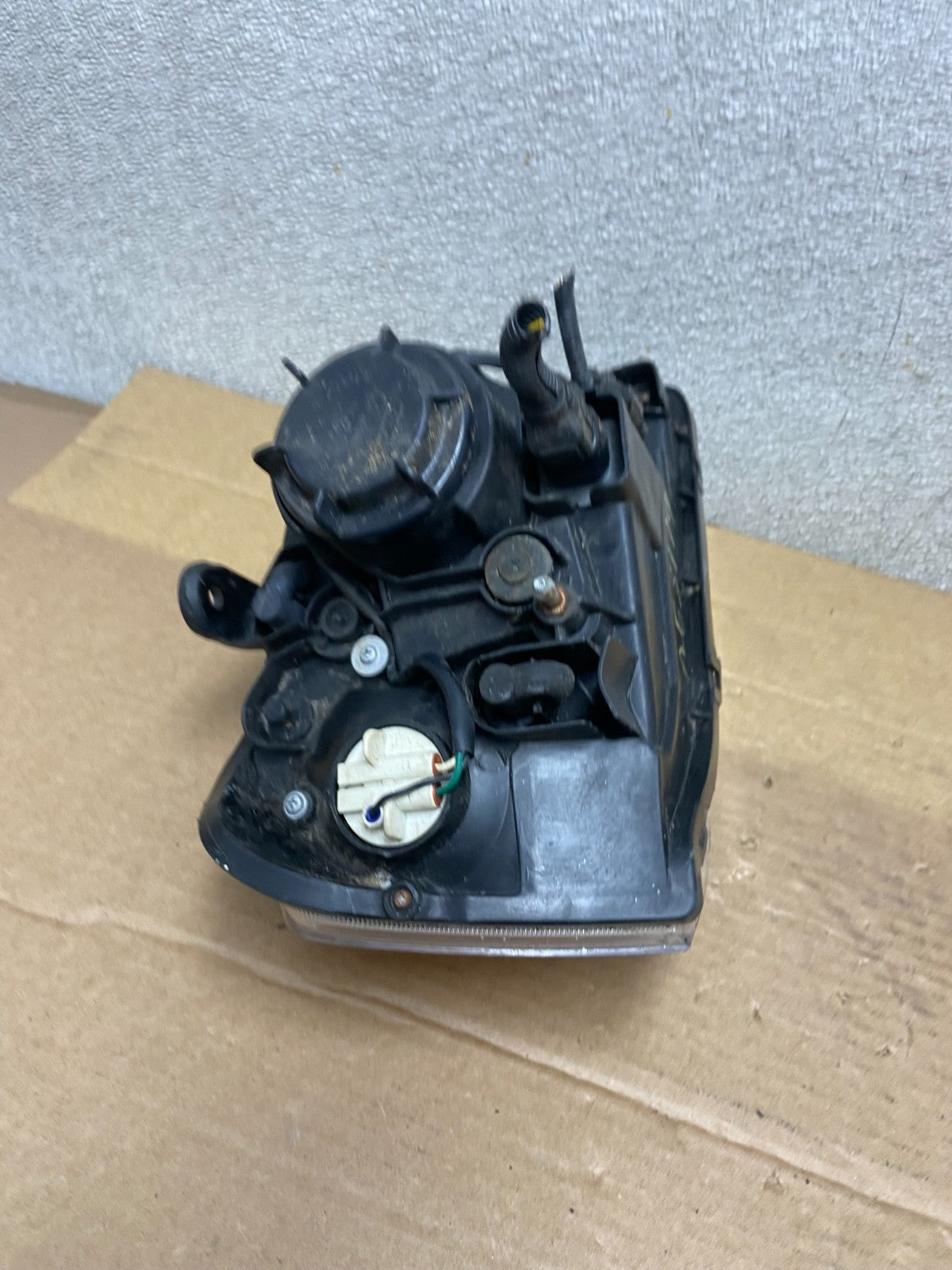 2003-2004 Kia Optima Left Driver LH Side Headlight Halogen AB5119   DG8