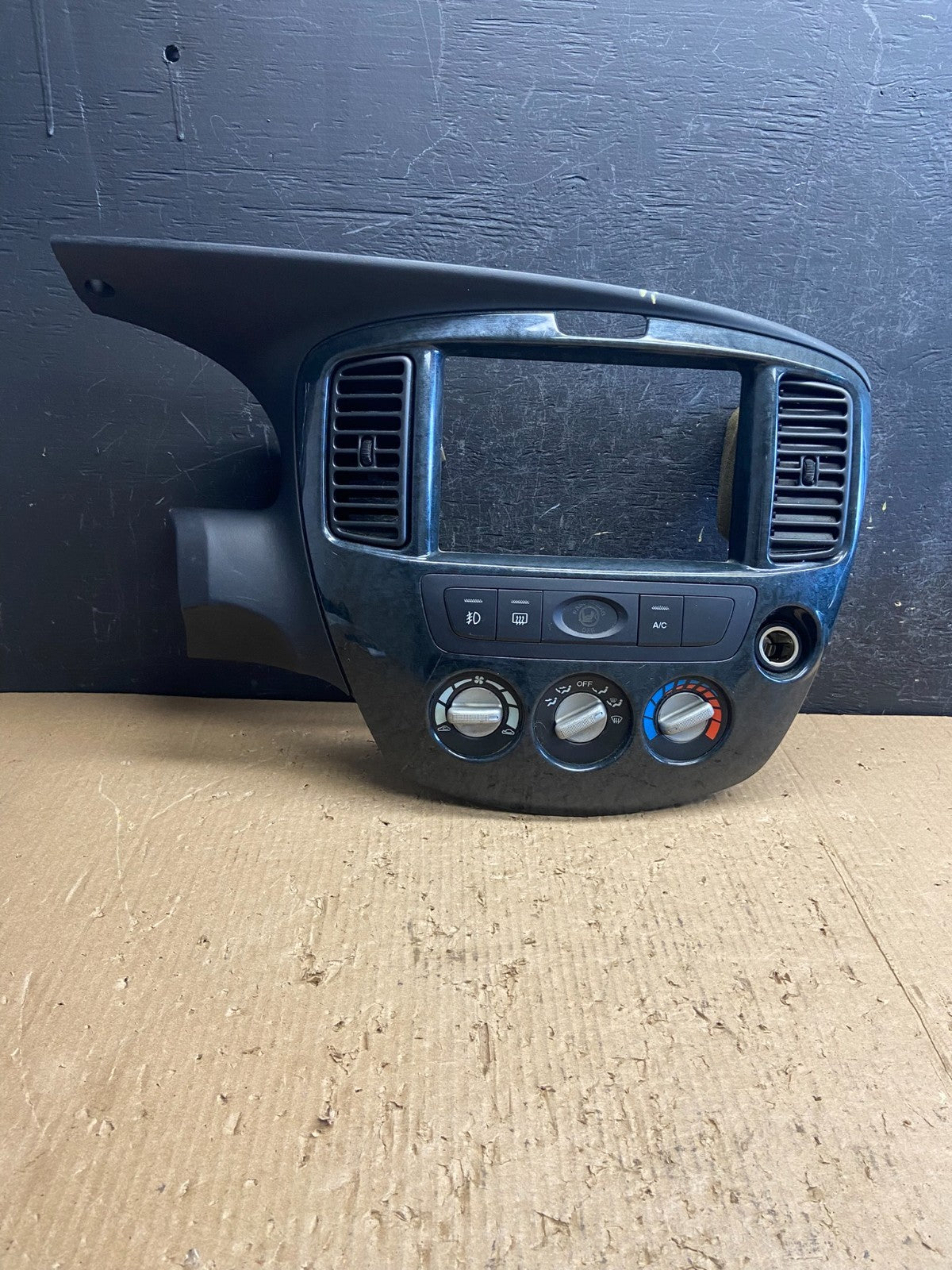 2005 - 2006 Mazda Tribute Radio Trim Bezel W/Vent AC Climate Control AF1570 DG0