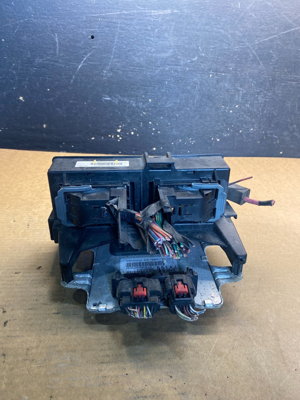 2004 2005 Dodge Durango  Fuse Box Relay Unit Module Body Control AA0922 DG1