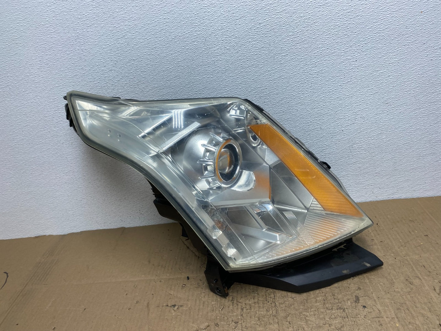 Halogen 2010 to 2016 Cadillac SRX Right Passegner Side Headlight AB9917 DW0