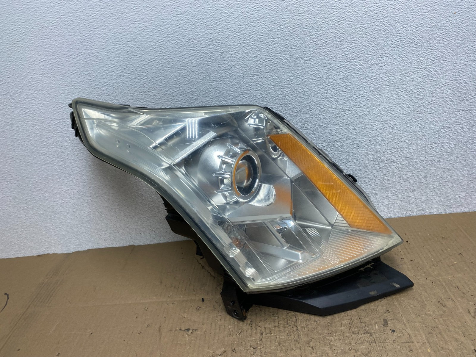 Halogen 2010 to 2016 Cadillac SRX Right Passegner Side Headlight AB9917 DW0