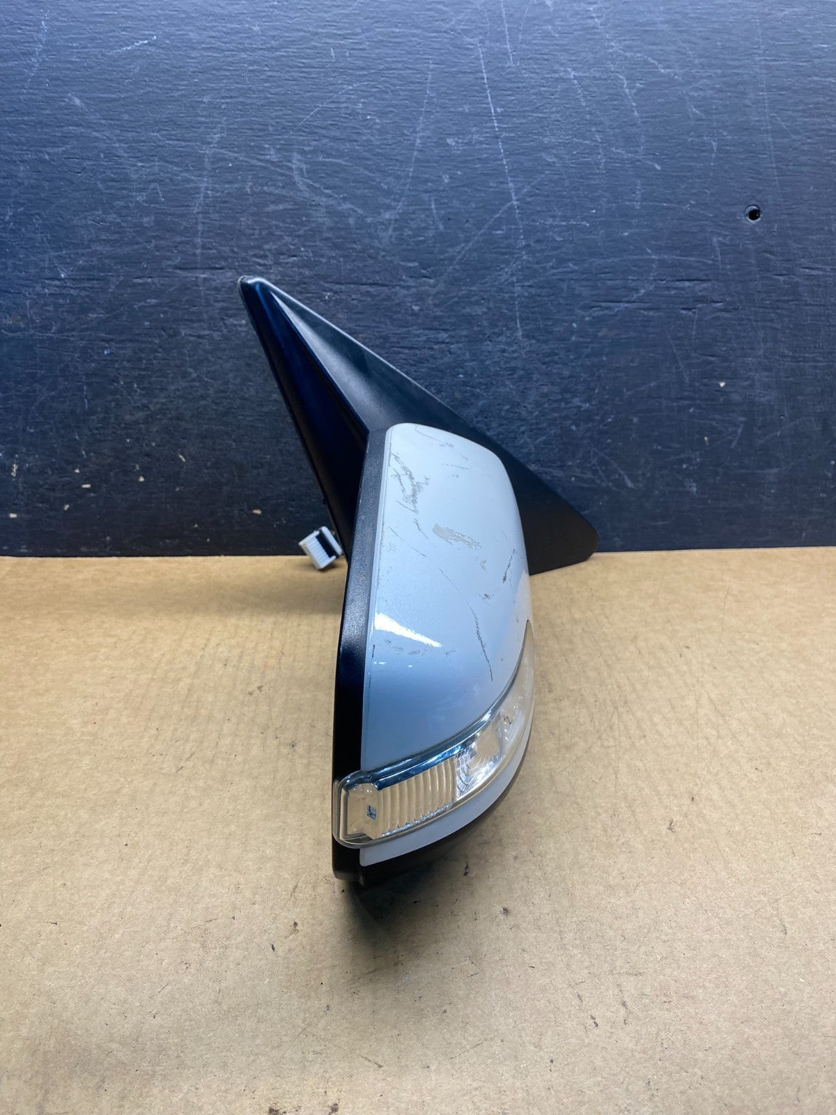 2011 to 2015 Kia Sorento Right Passenger Door Mirror Turn Signal AH7137 DW11
