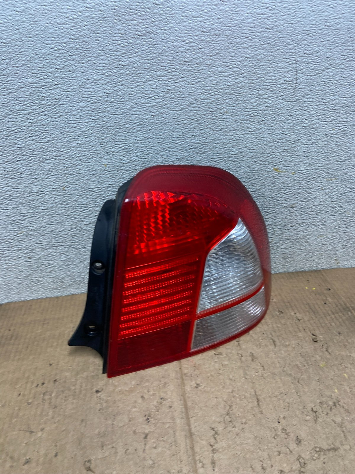 2001 Kia Spectra Right Passenger Side Tail Light AA7116 DG2