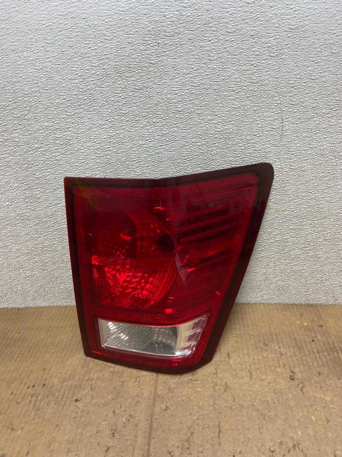 2007 to 2010 Jeep Grand Cherokee Right Passenger Tail Light AA7115 DW0