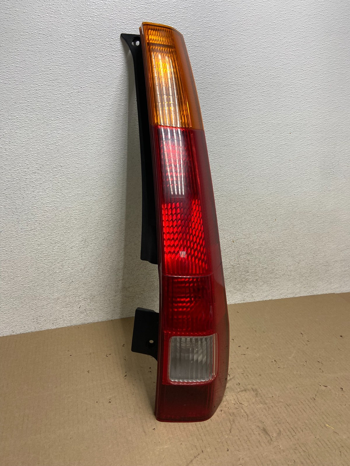 2002 - 2004 Honda Crv Cr-v Right Passenger Rh Side Tail Light AG5912 DW2