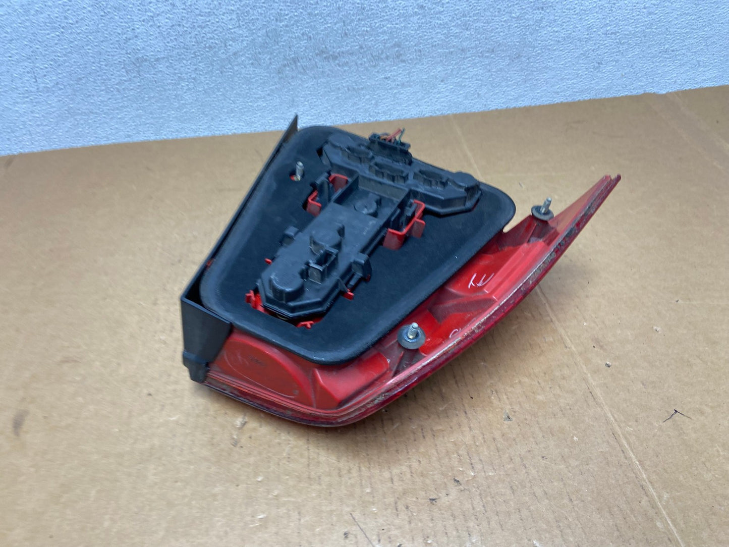 2004 to 2005 Volkswagen Jetta Right Passenger RH Side Tail Light AD9145 LK5