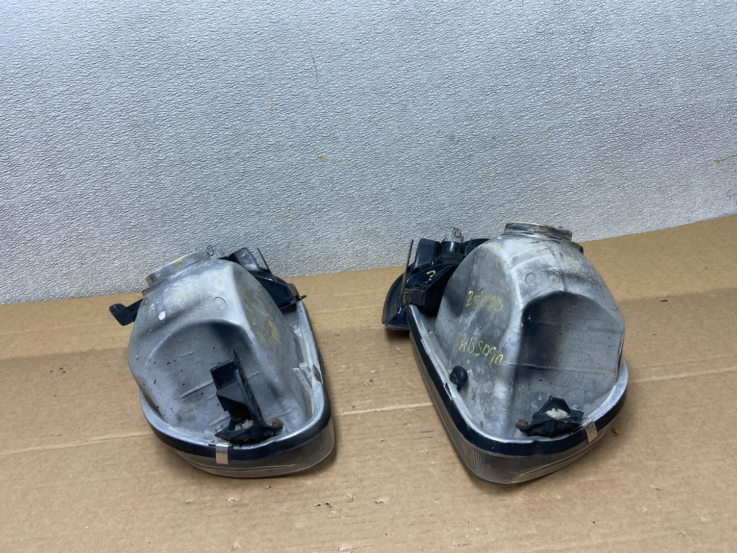 2000 - 2004 Toyota Tundra Left+Right Side Halogen Headlights AB5090 DW12