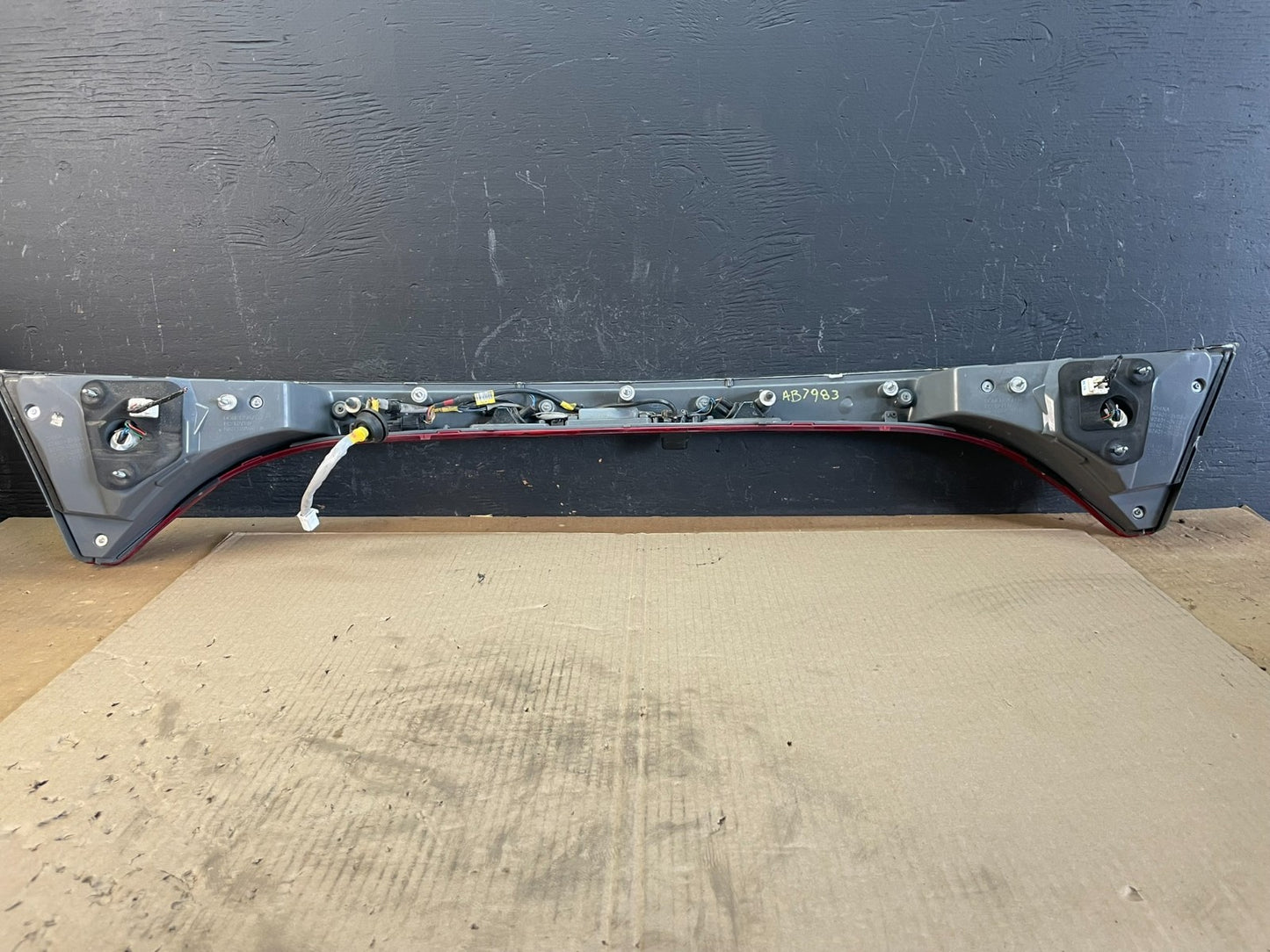 2012 to 2017 Hyundai Azera Trunk Center Tail Light License W/Emblem ab7983 DG3