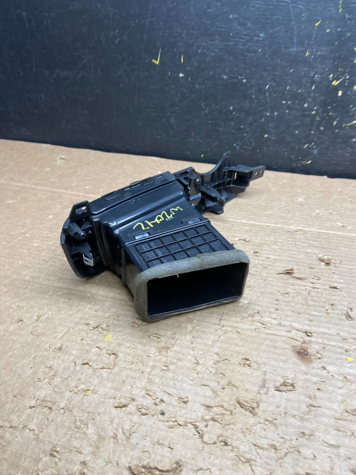 2006 - 2012 Kia Sedona Entourage Right Passenger RH Center Air Vent w2042 DG4