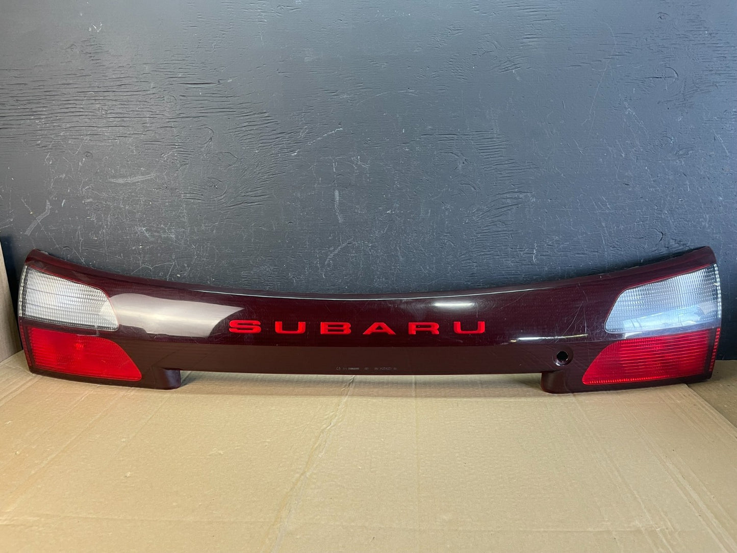 2002 - 2004 Subaru Outback Trunk Hatch Lid Tail Light Panel Center AC9688 DG0