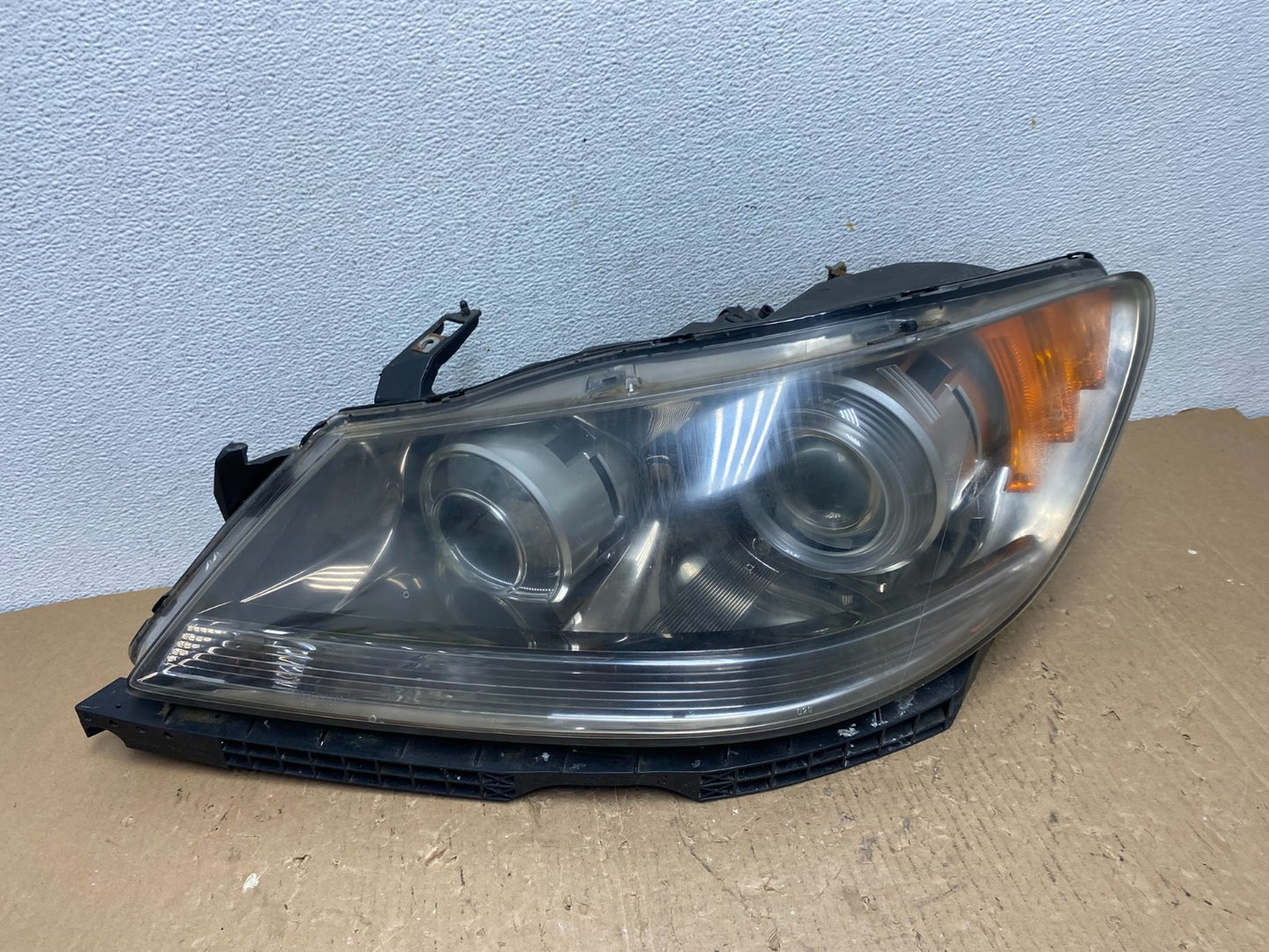 2005 to 2008 Acura RL Left Driver LH Side XENON HID Headlight AD8235 DW0