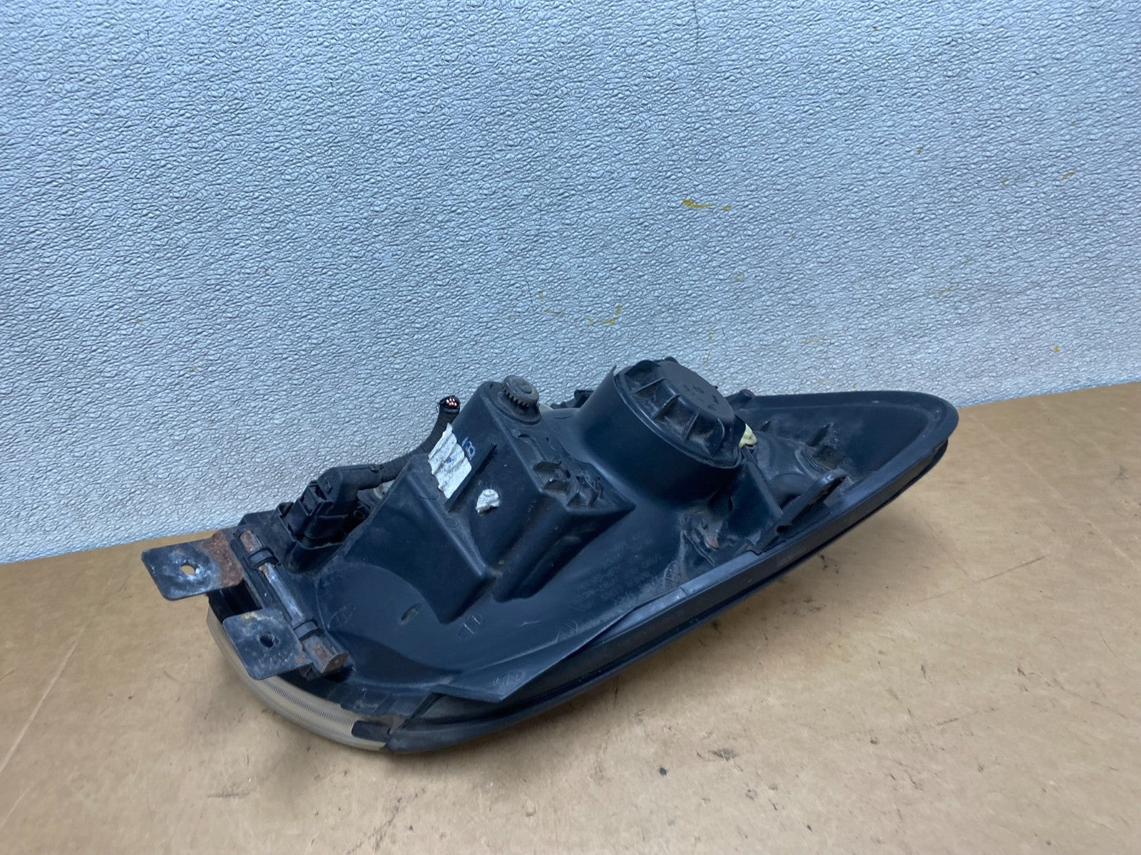 2005 to 2006 Kia Sportage Left Driver LH Halogen Headlight OEM X5083 DW6