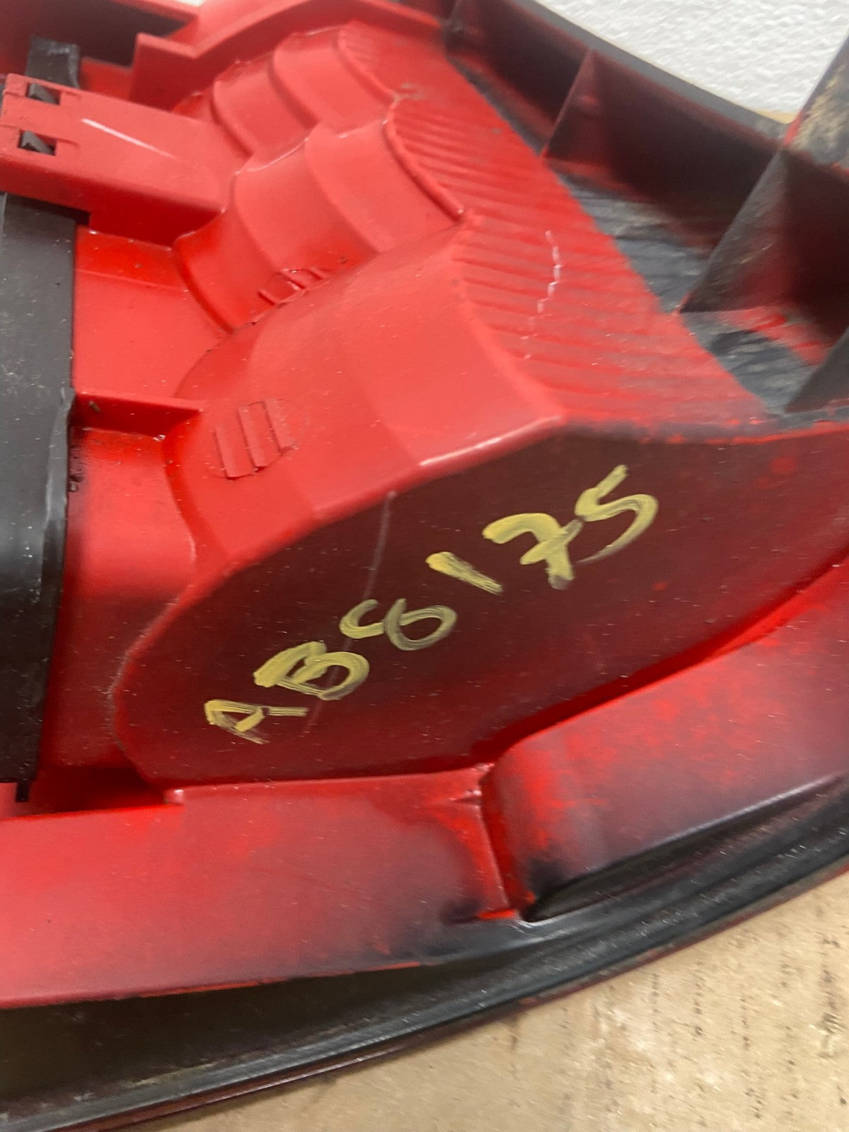 2002-2005 Mercedes ML 350 Ml-Class Right Passenger Rh Side Tail Light AB8175 LK6