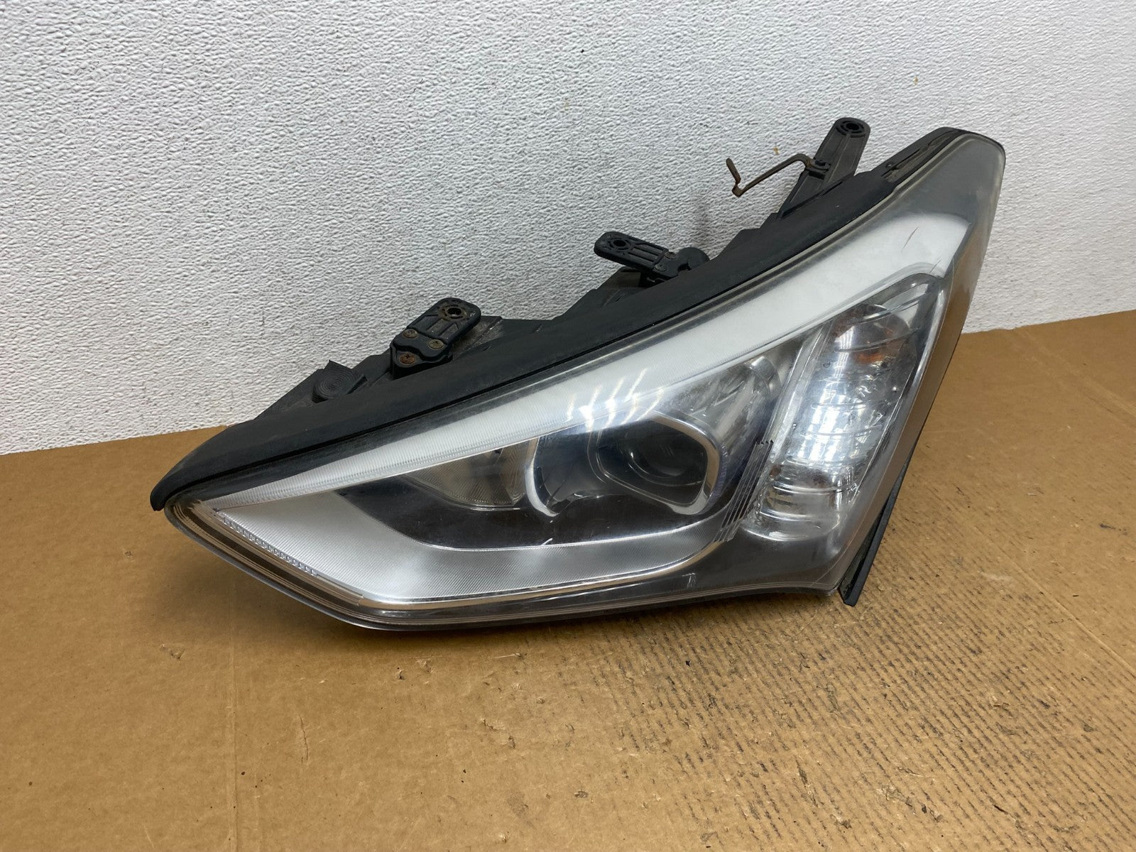 2013 to 2016 Hyundai Santa Fe Left Driver Side Headlight AE1310 DW2