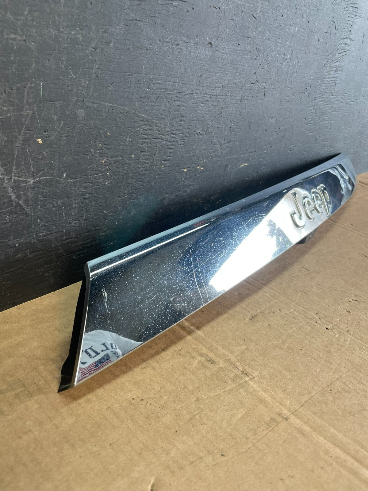 2011-2013 Jeep Grand Cherokee Liftgate Garnish Molding Trim W/ Camera AE8416 DG2