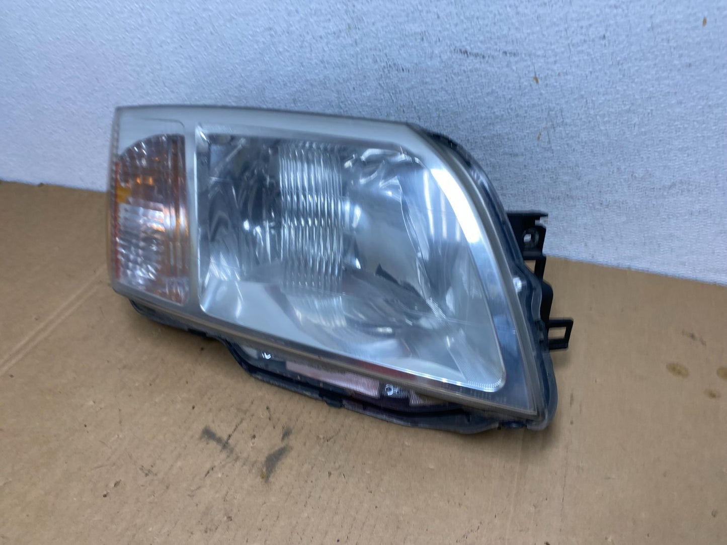 2004 - 2011 Mitsubishi Endeavor Headlight Right Passenger Rh Side AD2681 DW1