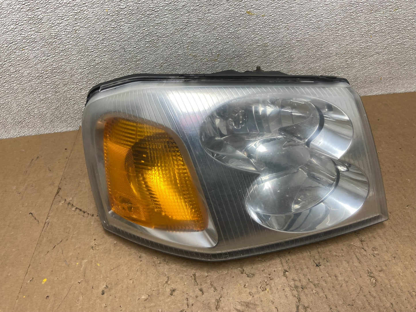 2002 to 2009 Gmc Envoy Right Passenger RH Side Headlight Halogen Z9352 DW0