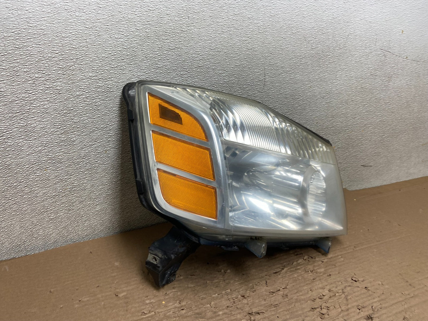 2004 to 2007 Nissan Armada Right Passenger RH Side Headlight Oem AB1666 DW2