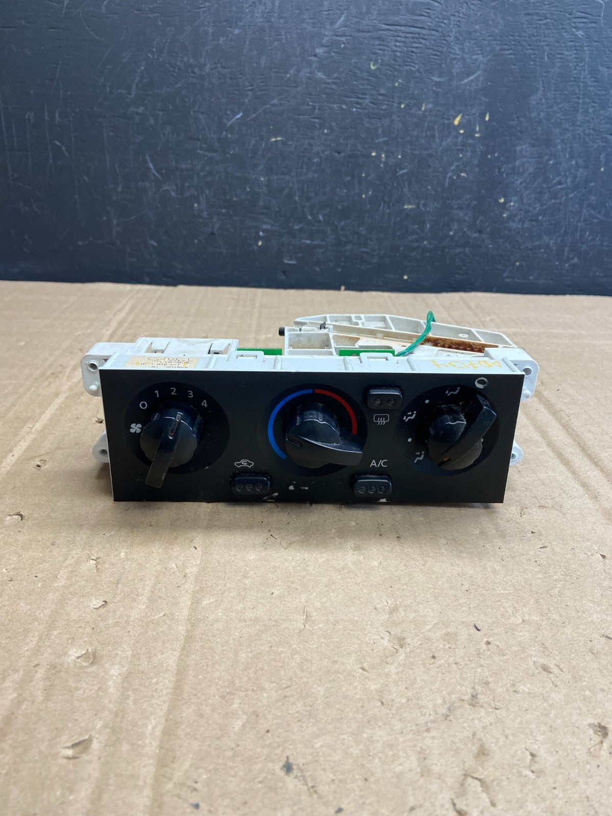 2001-2004 Nissan Xterra Heater A/C Climate Temperature Control AD71340