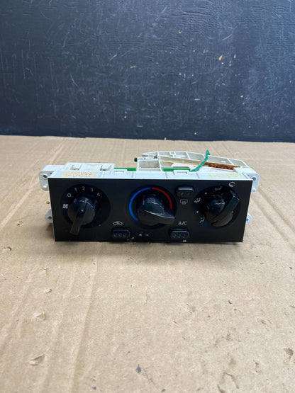 2001-2004 Nissan Xterra Heater A/C Climate Temperature Control AD71340