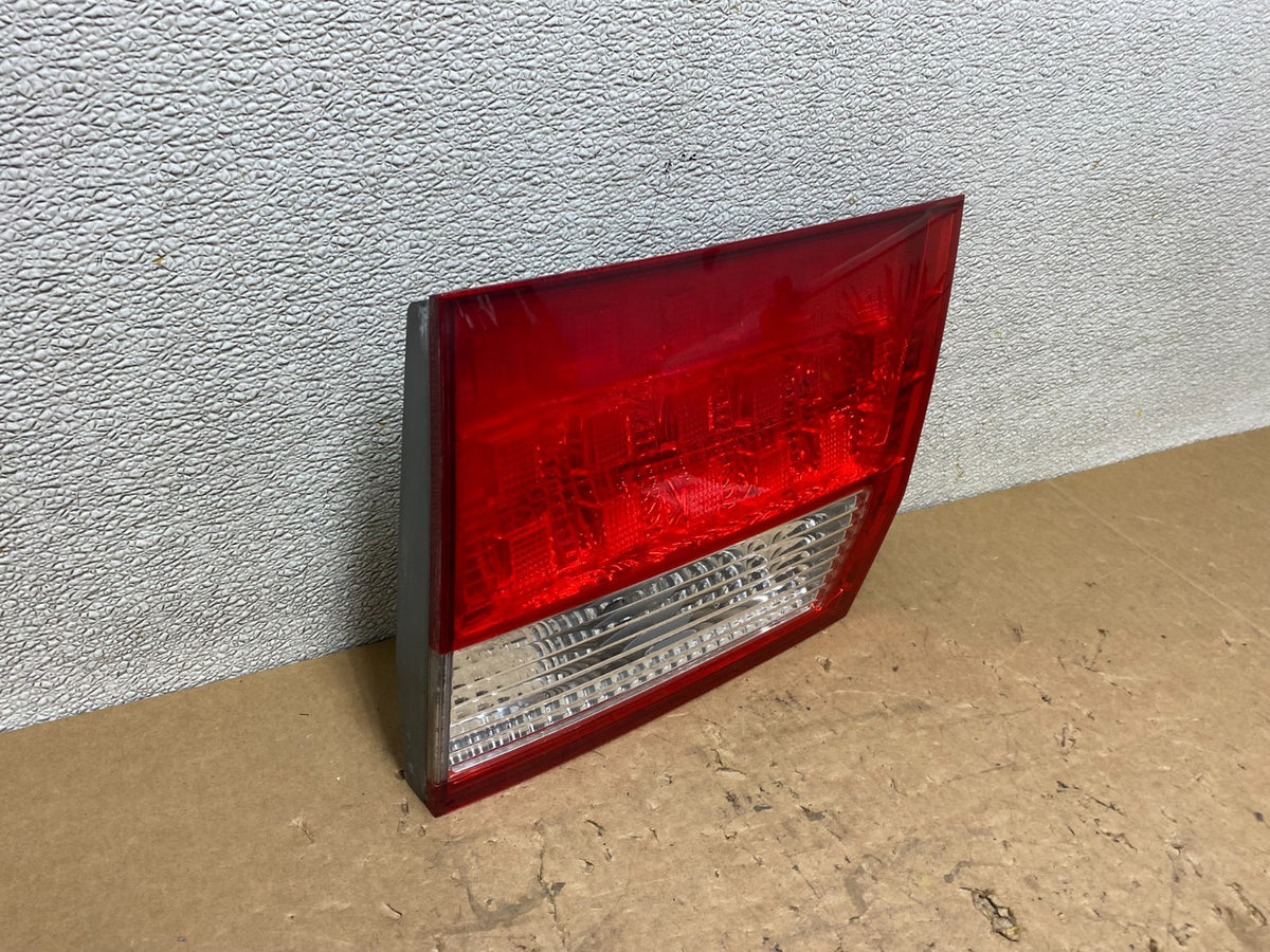 2005 2006 2007 Honda Odyssey Inner Right Passenger RH Tail Light V5936 DW2