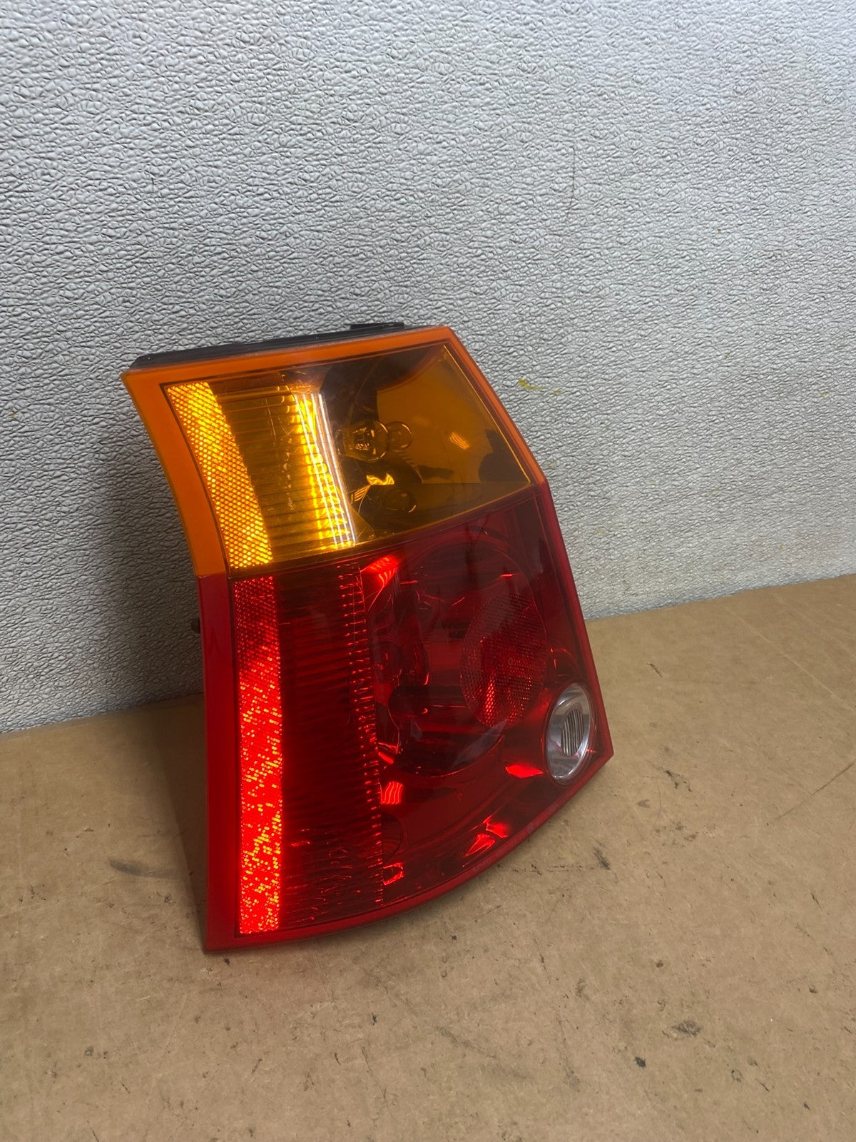 2004 2005 2006 Chrysler Pacifica Left Driver LH Tail Light Oem X5239 DW2