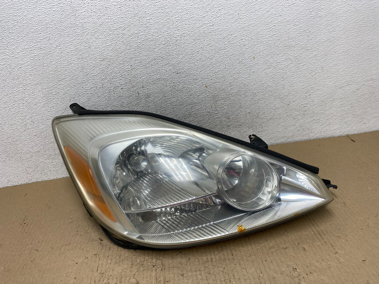 2004-2005 Toyota Sienna Right Passenger Halogen Headlight AF2826 DW0