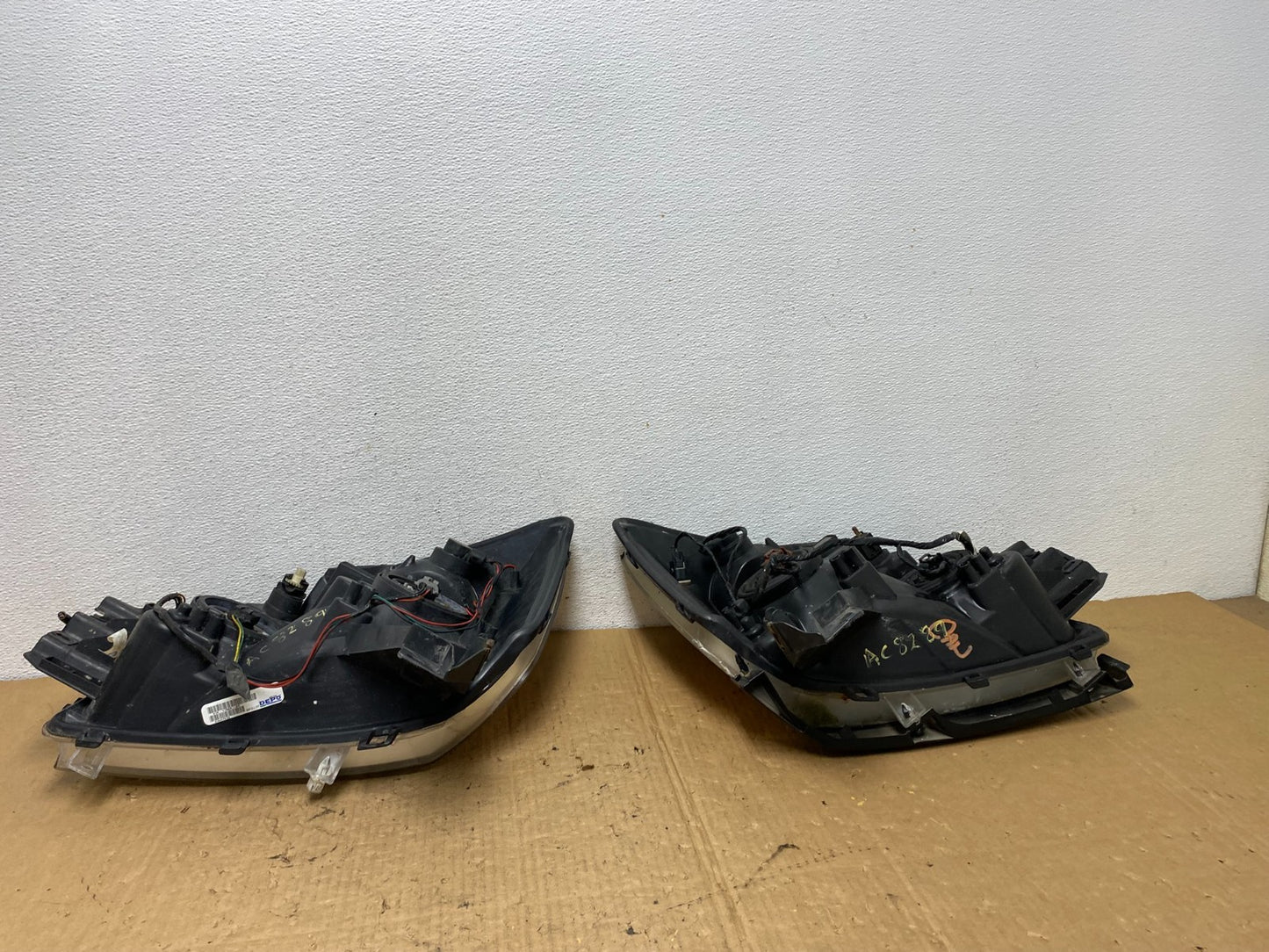 2004 to 2007 Nissan Armada Left+Right Side Set Headlights AC8289 DW7