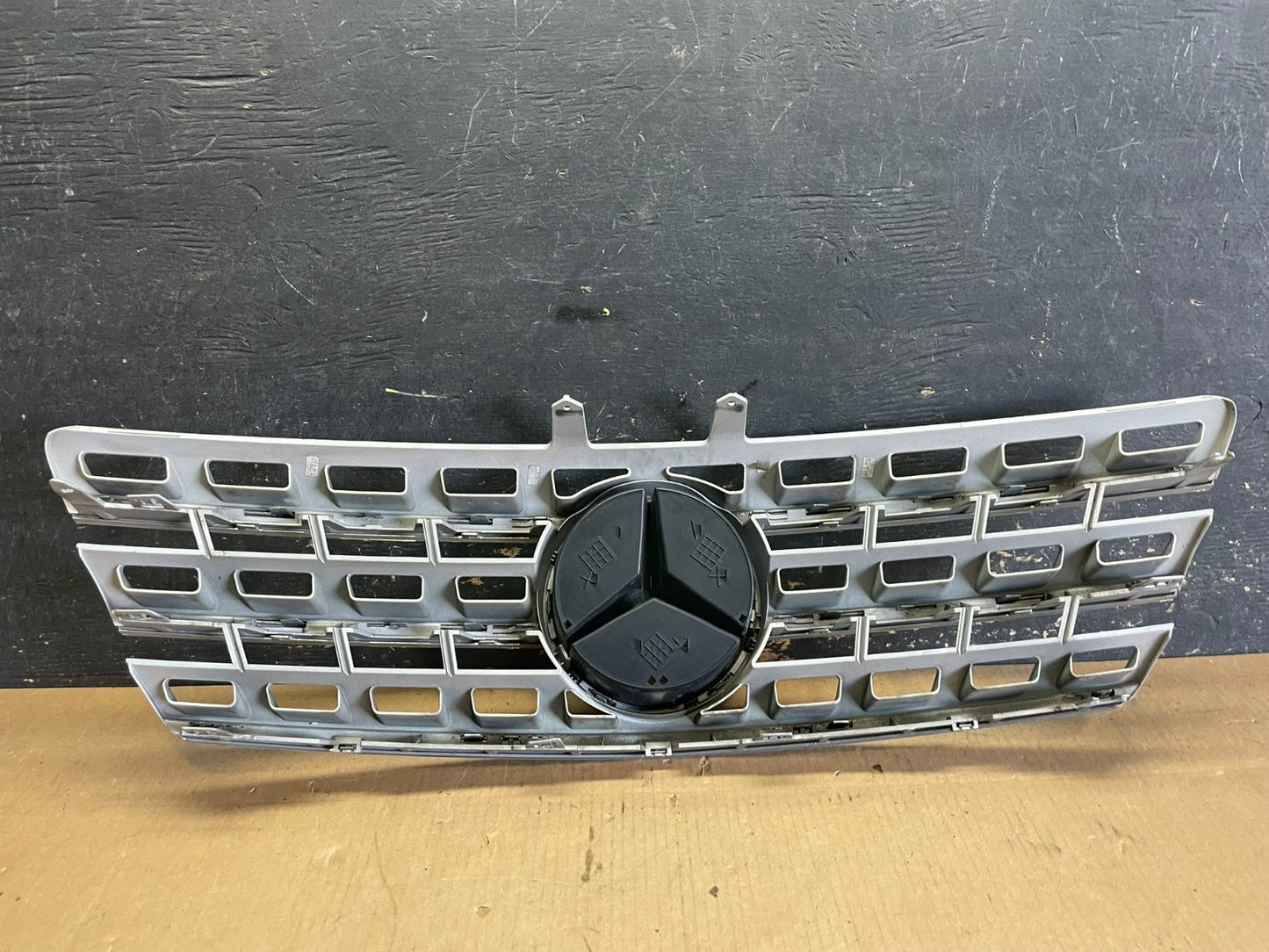 2009 to 2011 Mercedes ML-Class W164 Front Bumper Grille Grill AA2259 DG4