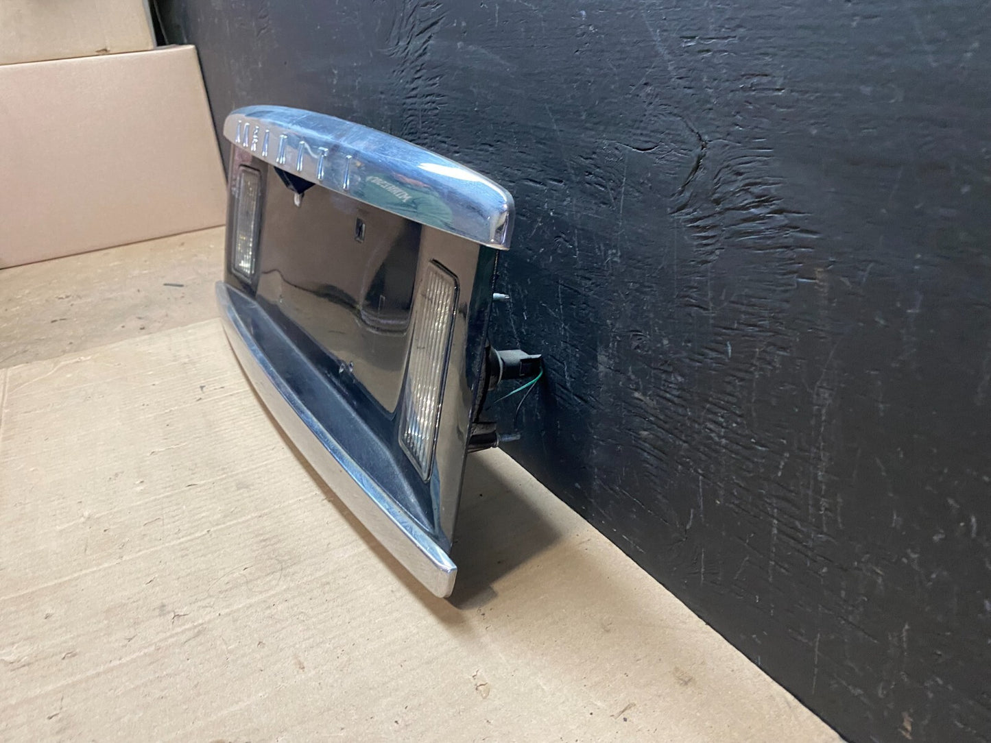 2004 to 2007 Infiniti QX56 License Plate Panel With Camera E3195 DG11