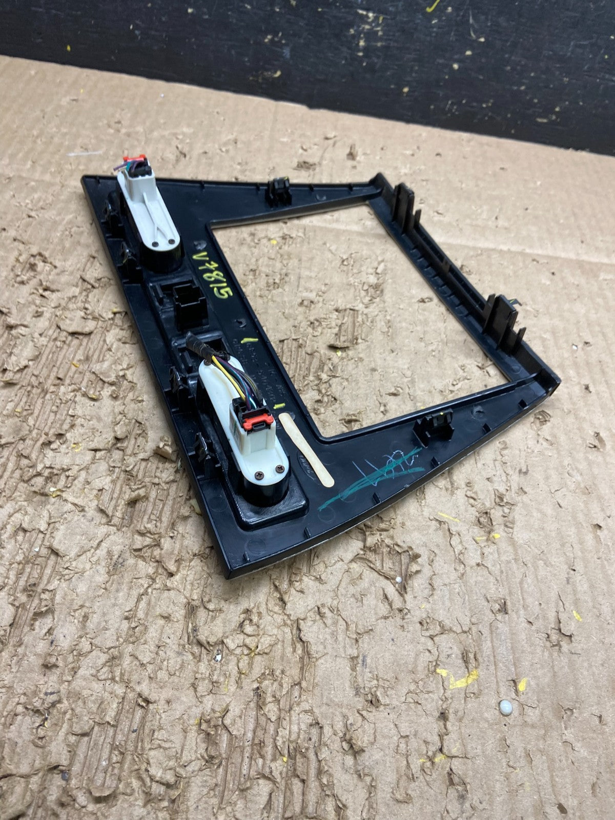 2006 to 2009 Ford Fusion Center Dash Radio Bezel Trim v7815 DG5