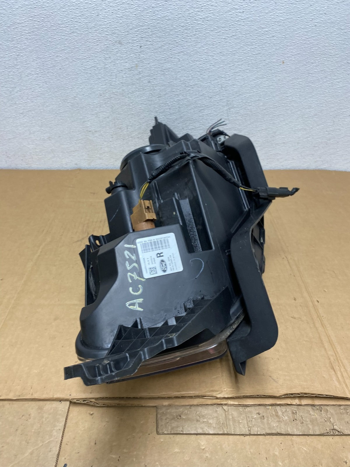 2013 to 2019 Ford Taurus Right Passenger RH Side Headlight Halogen AC7521 DW7