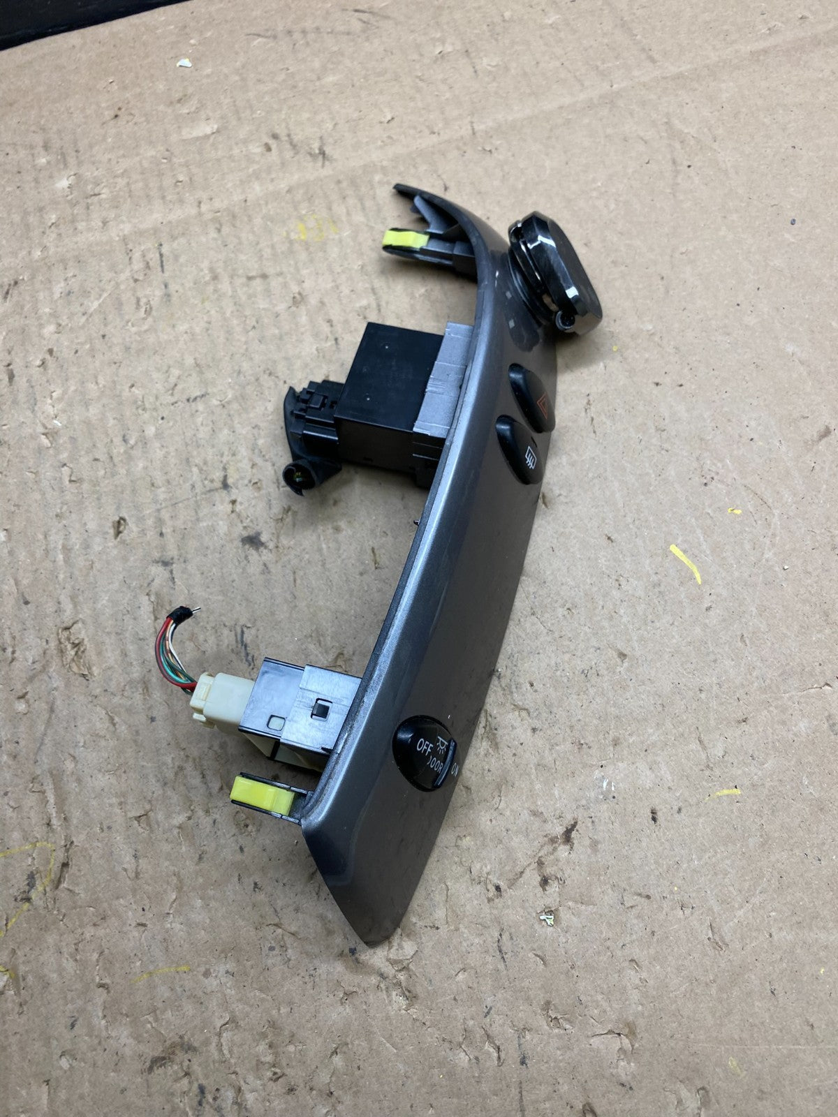2004 to 2010 Toyota Sienna Left Side Climate Switches Bezel Trim T4910 DG1