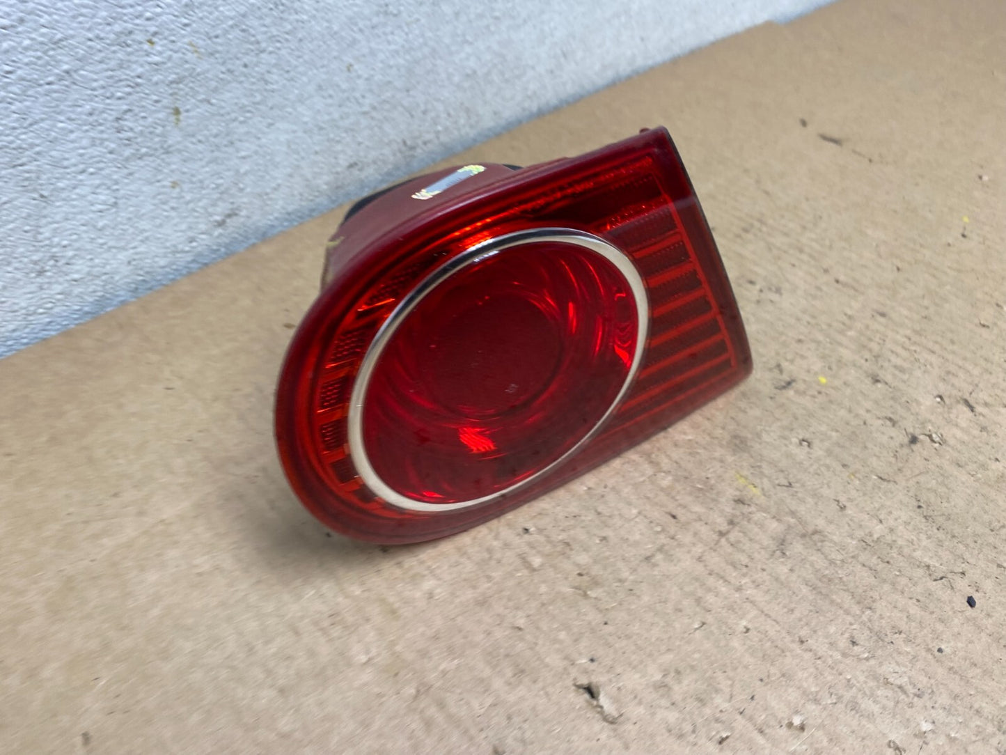 2004-2006 Kia Amanti Left LH Side Tail Light inner OEM L8304 DW2